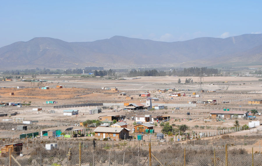 Este análisis, que permitió evaluar a las regiones que concentran más del 94% de los establecimientos de zonas rurales de todo el territorio nacional, concluye que hay 1.350 escuelas rurales en Chile que se encuentran en situación de carencia de agua potable, con lo cual son más de 27.100 los alumnos afectados.