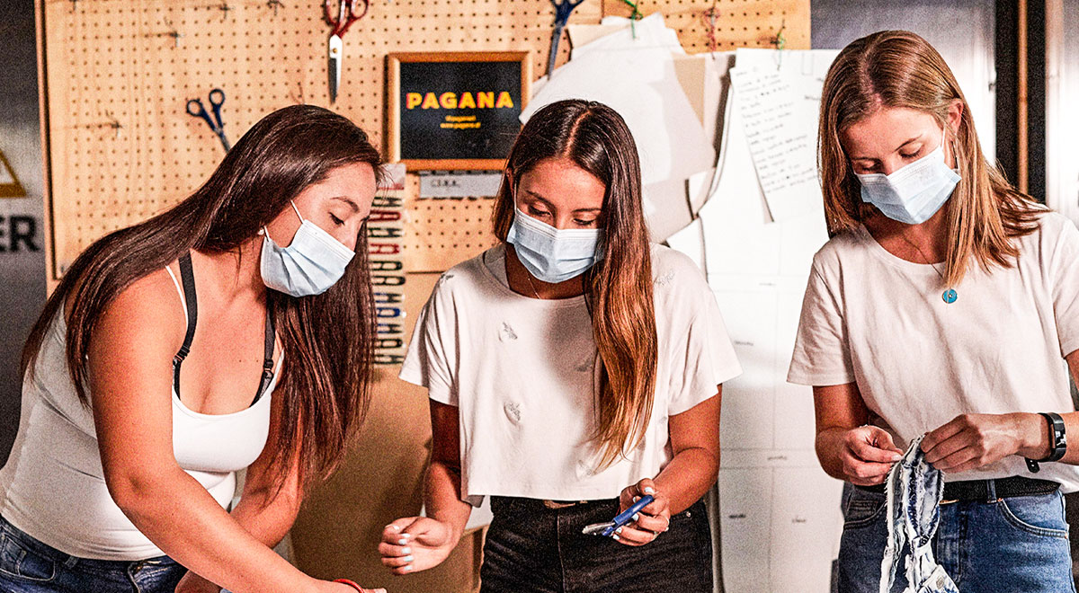 Ubicada en un campamento en Maipú, Pagana fue fundada en el año 2019 con el fin de unir el trabajo de mujeres que viven en campamentos y la sustentabilidad para revertir la contaminación en la industria de la moda.