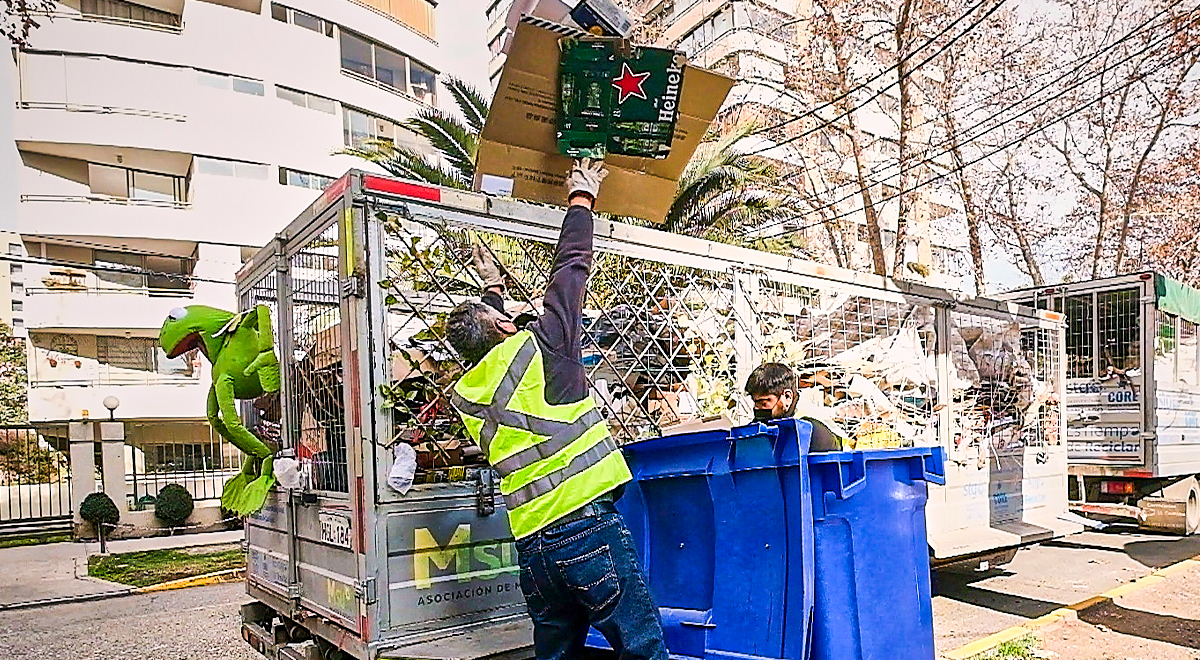 En 2017 el agrónomo Rodrigo Sagaceta se propuso crear un modelo competitivo, ambicioso e innovador para llevar el reciclaje a otro nivel. Hoy uno de sus proyectos le entrega a las comunidades sellos que certifican su compromiso por un Chile más verde.