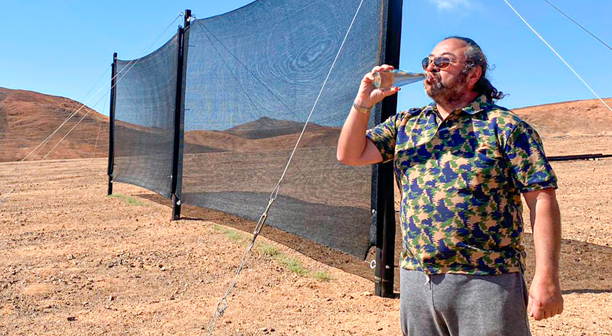  En pleno desierto de Atacama, con un cielo libre de polución y una nube que viene del océano pacífico, la conocida camanchaca, Claudio Sampieri es el único en Chile que convierte una nube en agua embotellada que todos podemos tomar.