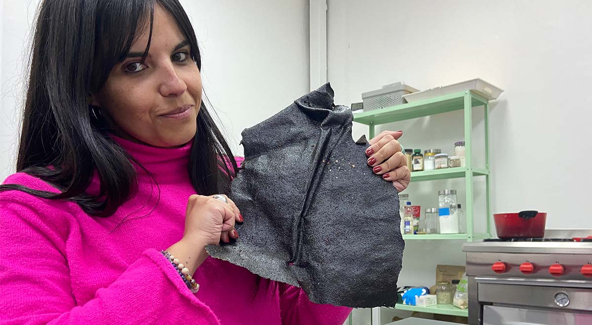 El equipo de ProteimLab del Centro de Innovación de la Universidad Tecnológica Metropolitana (UTEM) está innovando en la búsqueda de biomateriales. Se trata de desechos orgánicos que son reutilizados y transformados en telas elásticas o eco cuero.