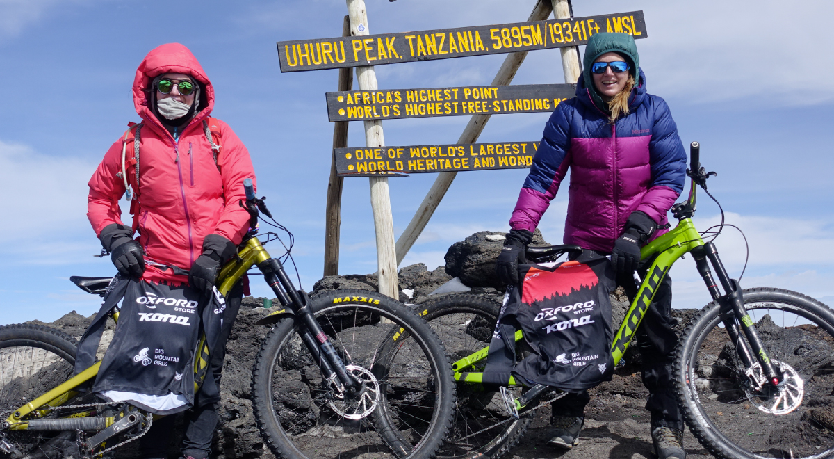  Esta iniciativa busca visibilizar proyectos femeninos en deporte de montaña, sin importar la edad ni el origen. Lograron hitos como la primera mujer en subir y descender el cerro El Plomo en bicicleta. 