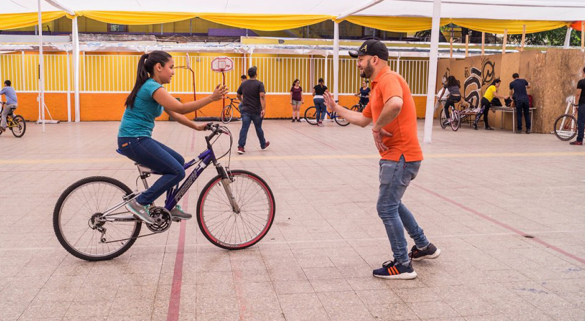 Esta iniciativa promueve desde 2017 la integración y el uso responsable de la bicicleta. Las reciclan y las reparan para entregarlas a personas que las necesitan, especialmente migrantes.