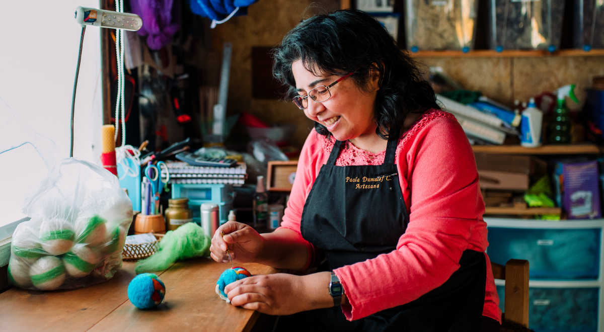  Comenzaron hace 27 años entregando microcréditos a mujeres de sectores rurales. Ahora cuentan con una tienda solidaria, una marca propia de artesanas y un proyecto de after school. 