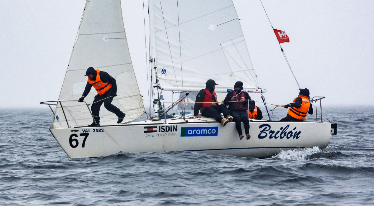  Inspirados en el legado solidario de Felipe Cubillos Sigall, los participantes de la Regata Aramco Chiloé Bicentenario 2026 anunciaron una alianza con Desafío Levantemos Chile para ir en apoyo de las familias afectadas por los incendios que han golpeado a distintas comunas de las regiones de Ñuble y Biobío. La iniciativa busca canalizar el aporte de navegantes y tripulaciones para colaborar tanto con las personas damnificadas como con los equipos de voluntarios y profesionales desplegados en las zonas de emergencia.