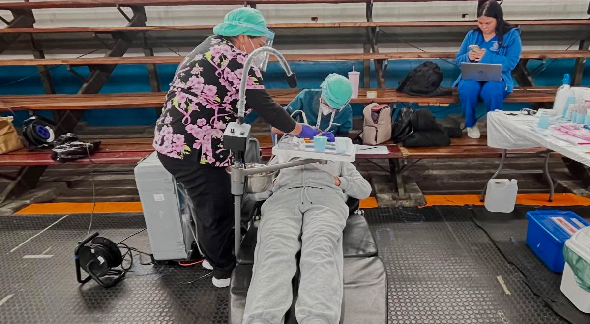  Entre el 6 y el 9 de abril, ambas organizaciones realizaron un nuevo operativo gratuito en el Liceo Agrícola Cruz del Sur, en la comuna de Vilcún, beneficiando a 110 niños y niñas de escuelas rurales y estudiantes del establecimiento. La intervención consideró atenciones odontológicas de baja complejidad, educación en salud bucal y derivaciones para tratamientos más especializados.