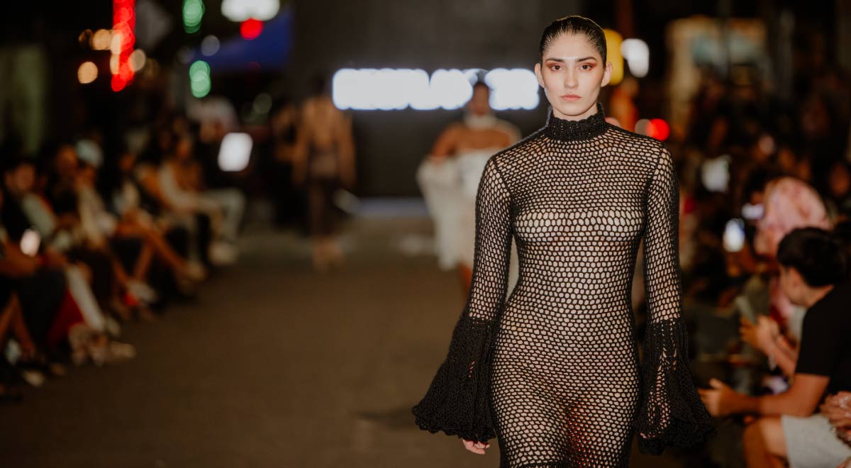  Chile genera más de 572 mil toneladas de residuos textiles al año, una cifra impulsada por el consumo masivo de vestuario y la importación de ropa usada que ha transformado este tipo de desechos en uno de los desafíos ambientales emergentes del país. En este contexto, iniciativas que promueven la economía circular, el diseño sostenible y la reutilización de materiales adquieren un rol estratégico para repensar la industria de la moda.