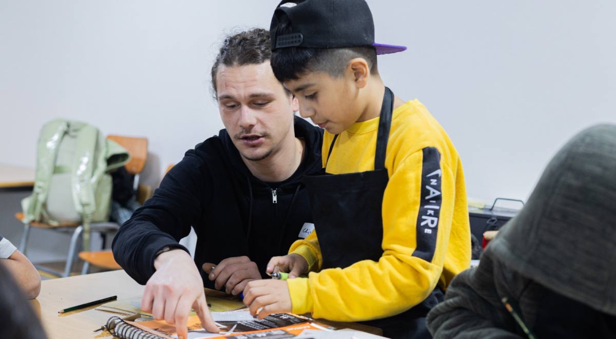  Según la Radiografía del Deporte 2025, elaborada por Cadem y Sparta, solo el 26,4% de los niños, niñas y adolescentes en Chile cumple con la actividad física diaria recomendada, mientras que cerca del 74% pasa más de dos horas al día frente a pantallas. Para Fundación CRACKS, sin embargo, el fútbol va mucho más allá de la práctica deportiva: es una oportunidad para impulsar el desarrollo de las comunidades, fortalecer la vinculación con el patrimonio, promover el arte y la educación, y contribuir al sueño de construir una infancia con mayores oportunidades.