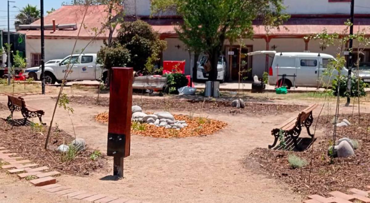  Regeneración Agua Tierra propone repensar el desarrollo de los espacios públicos incorporando el funcionamiento de la naturaleza como parte de las estrategias de adaptación. Su trabajo se basa en soluciones que buscan recuperar funciones naturales del territorio, como la capacidad de los suelos para absorber agua, favorecer la infiltración y regular el escurrimiento durante las lluvias.